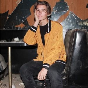 Meet your Posher, Davis